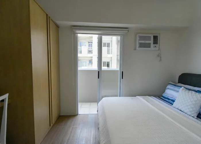 Modern 1-br With Balcony & Free Parking In Makati Cbd