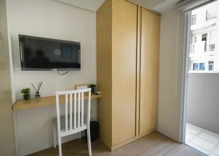 Modern 1-br With Balcony & Free Parking In Makati Cbd